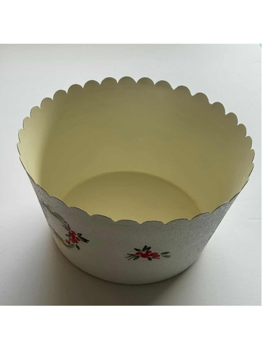 Vintage Christmas Toleware Bowl Scalloped Edge Berry Wreath Metal Bowl Cottageco - Picture 4 of 8